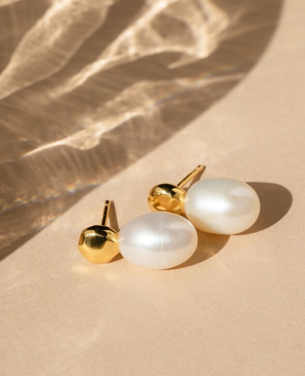 Pearl earring studs